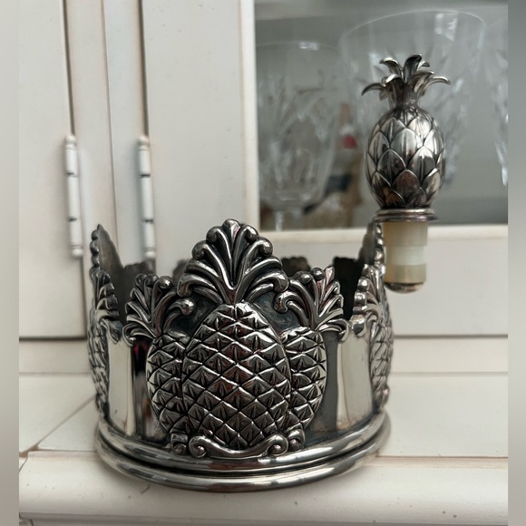 Godinger Other - Godinger Pineapple Silver Plated Wine holder with stopper